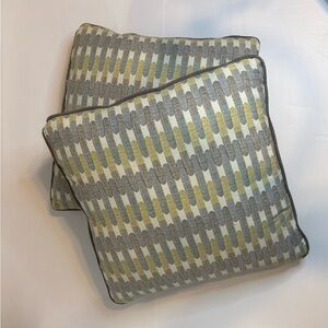 Throw Pillows, Set of 2.